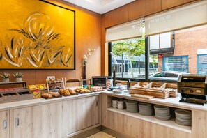 Petit-déjeuner buffet (9 EUR par personne)