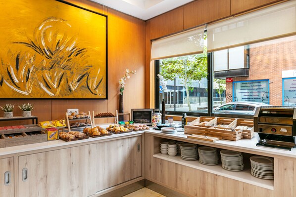 Frukostbuffé varje dag (EUR 10 per person)