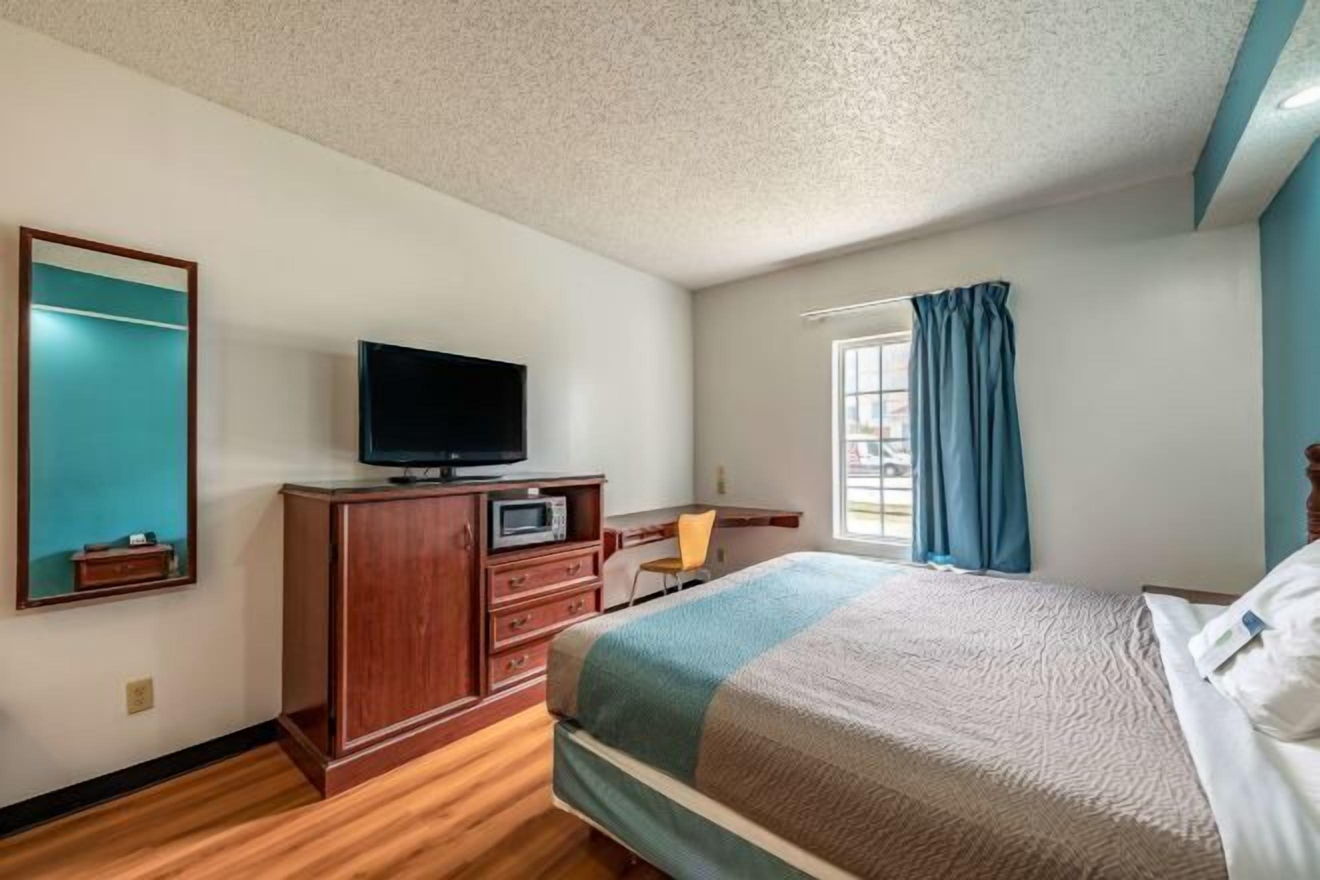 Camas con pillow-top, escritorio, cortinas blackout y wifi gratis 