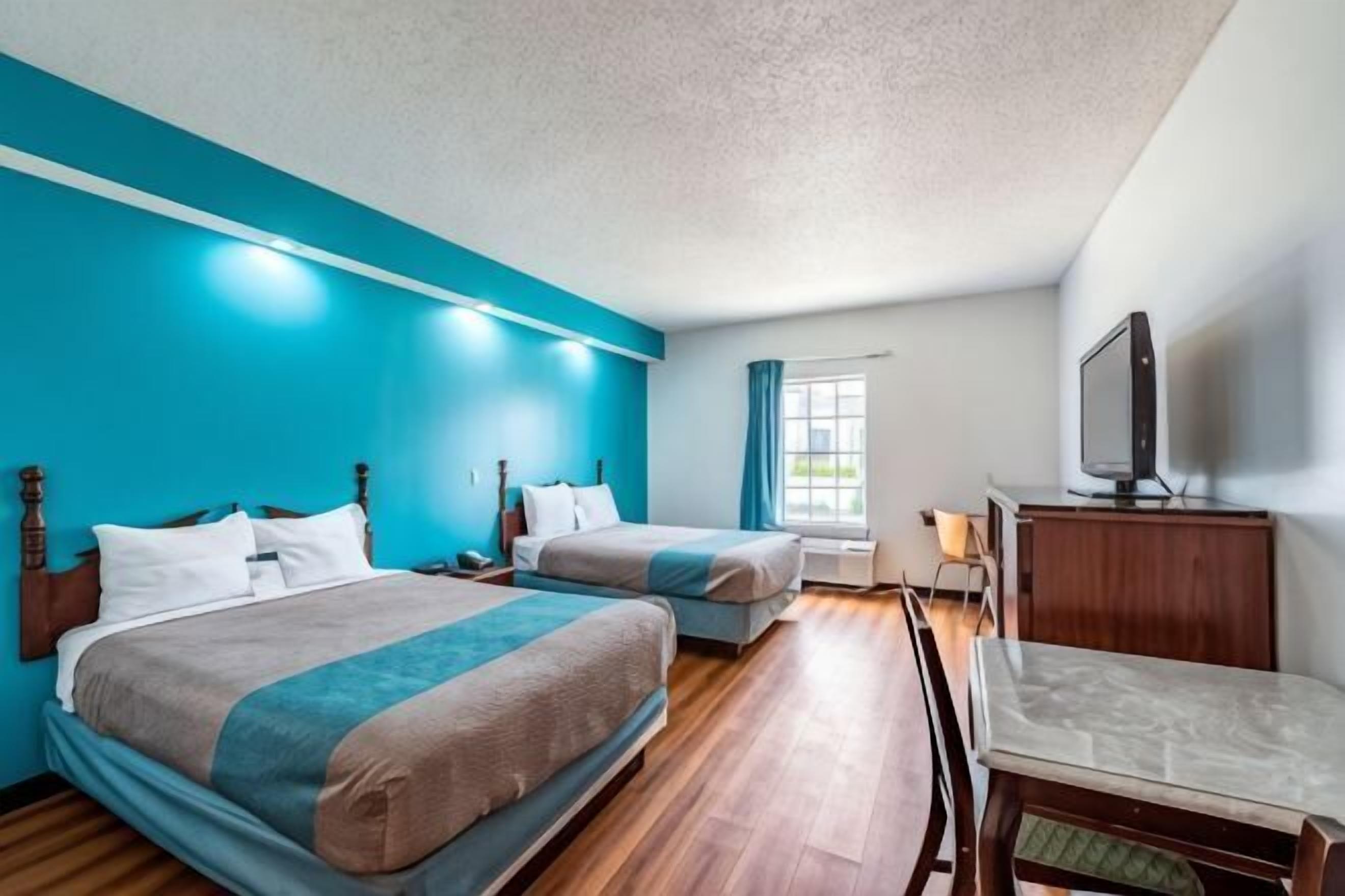 Camas con pillow-top, escritorio, cortinas blackout y wifi gratis 