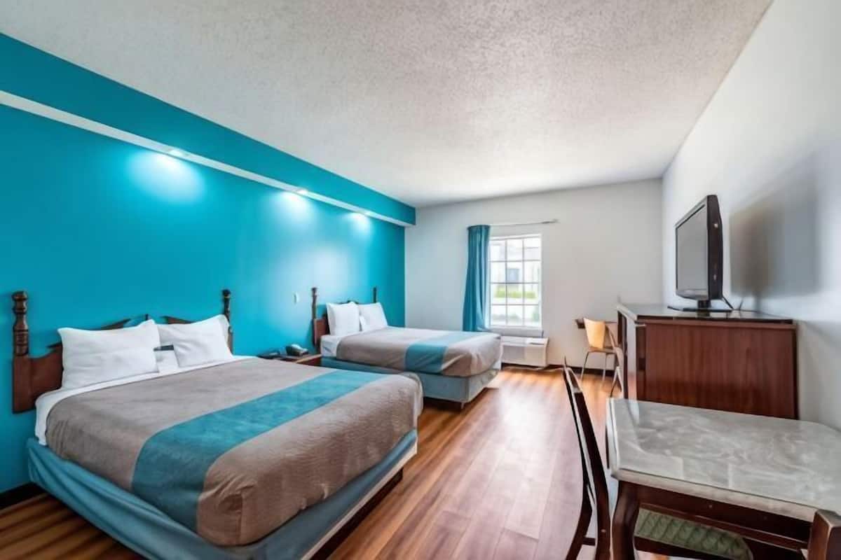 Pillowtop beds, desk, blackout drapes, free WiFi