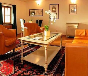 Deluxe Suite | Living room