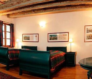 Minibar, in-room safe, Internet