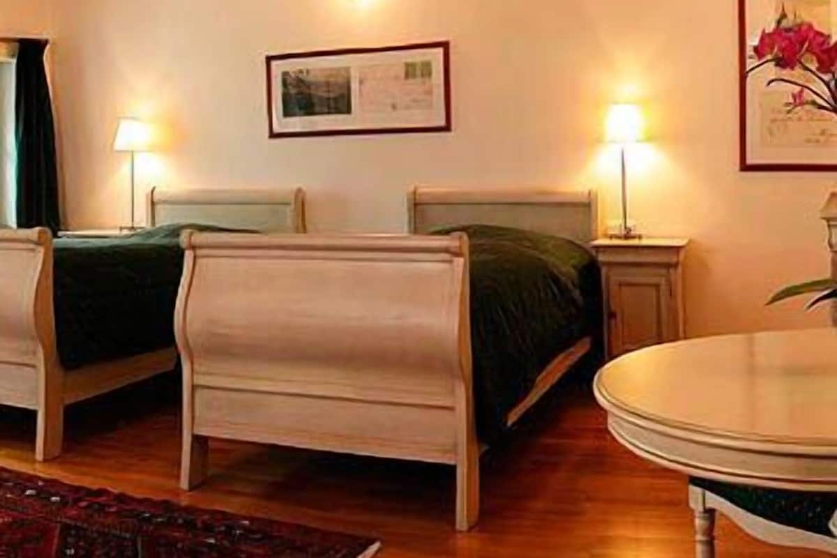 Svit | Minibar, värdeförvaringsskåp på rummet och internet