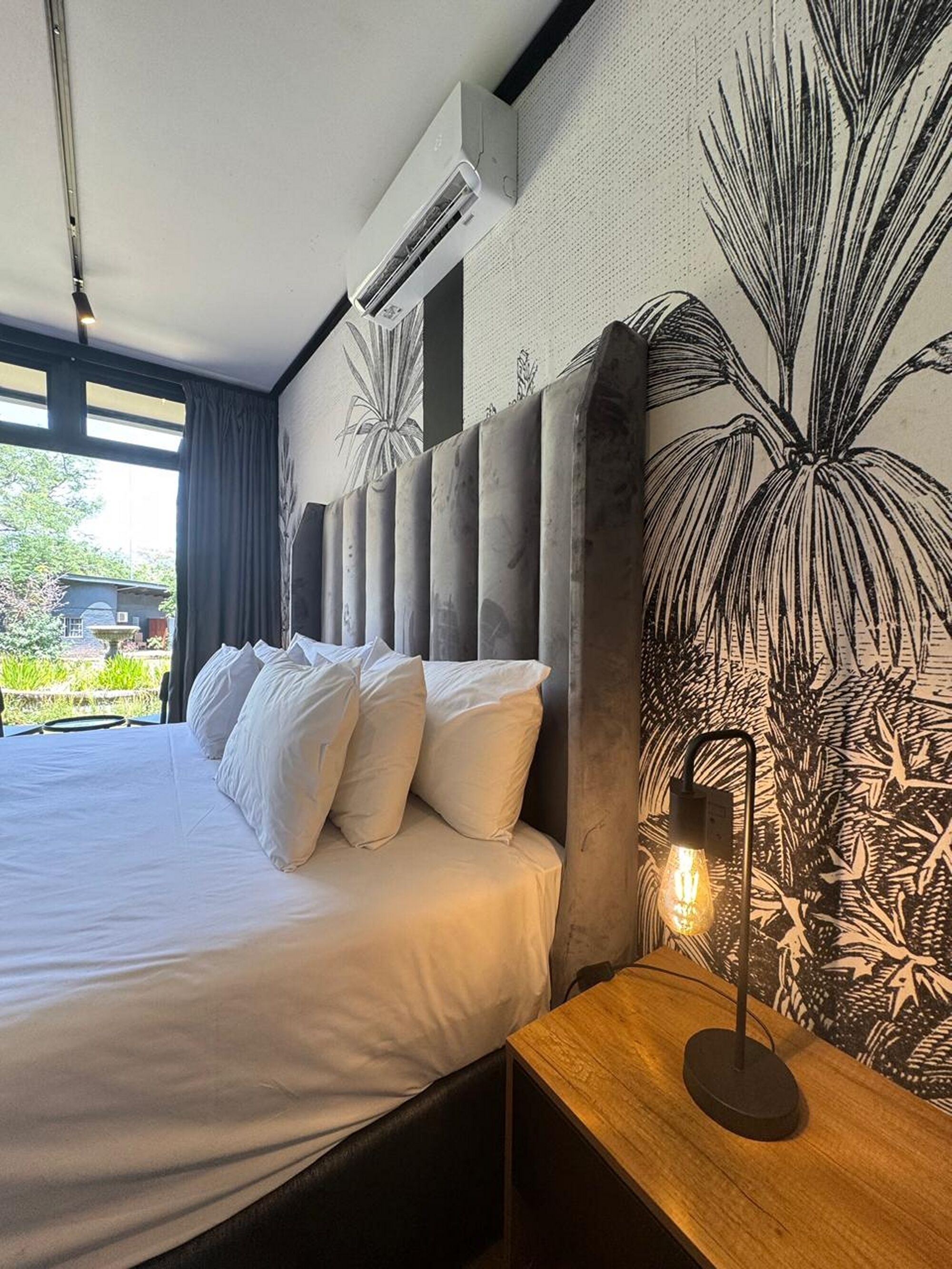 deluxe twin room, 2 single beds | in-room safe, individually decorated, individually furnished, desk