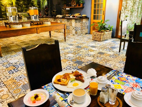 Daily full breakfast (ZAR 200 per person)