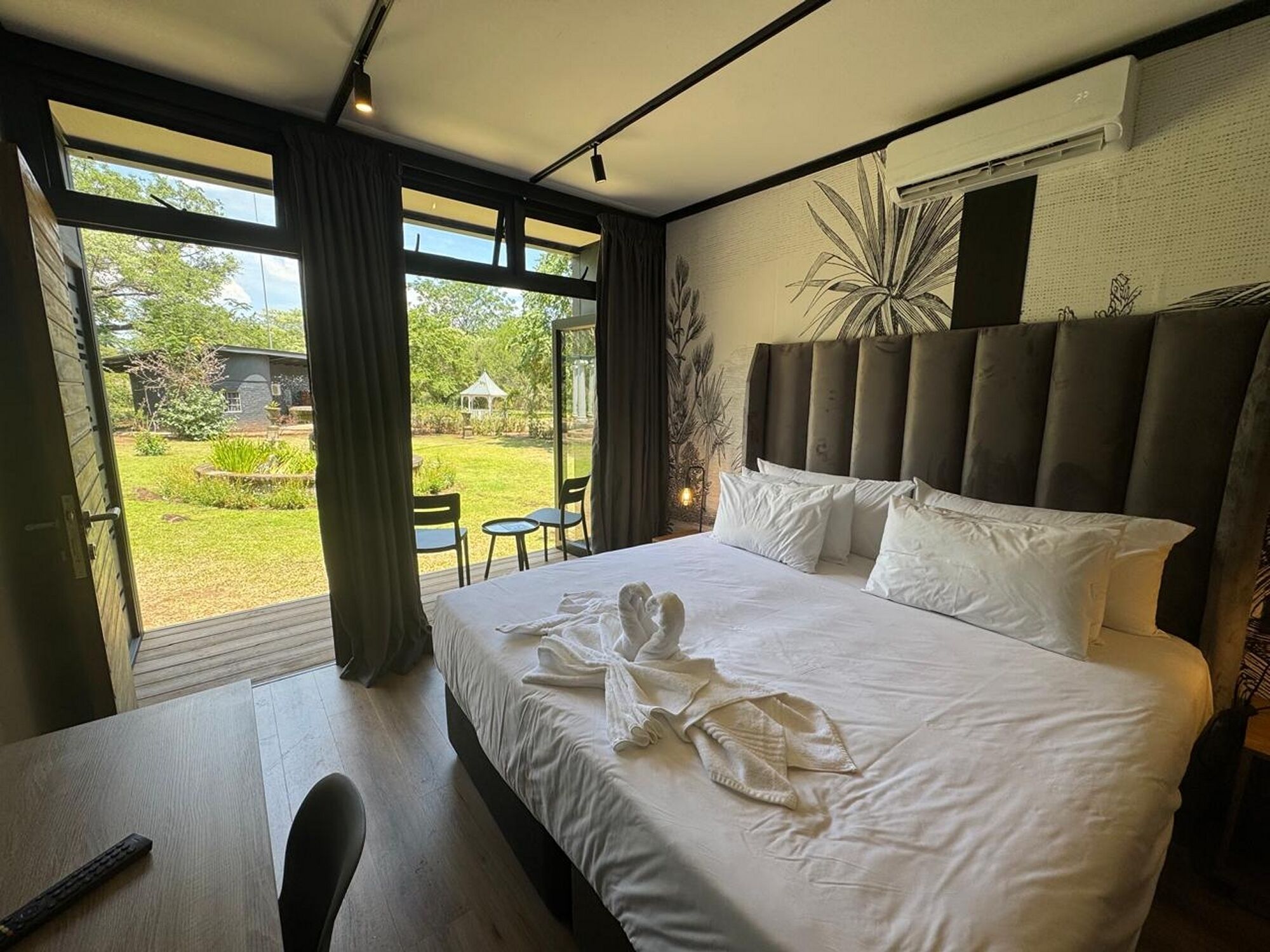 디럭스 트윈룸, 싱글침대 2개 | 객실 내 금고, 각각 다른 스타일의 인테리어, 각각 다르게 가구 비치, 책상