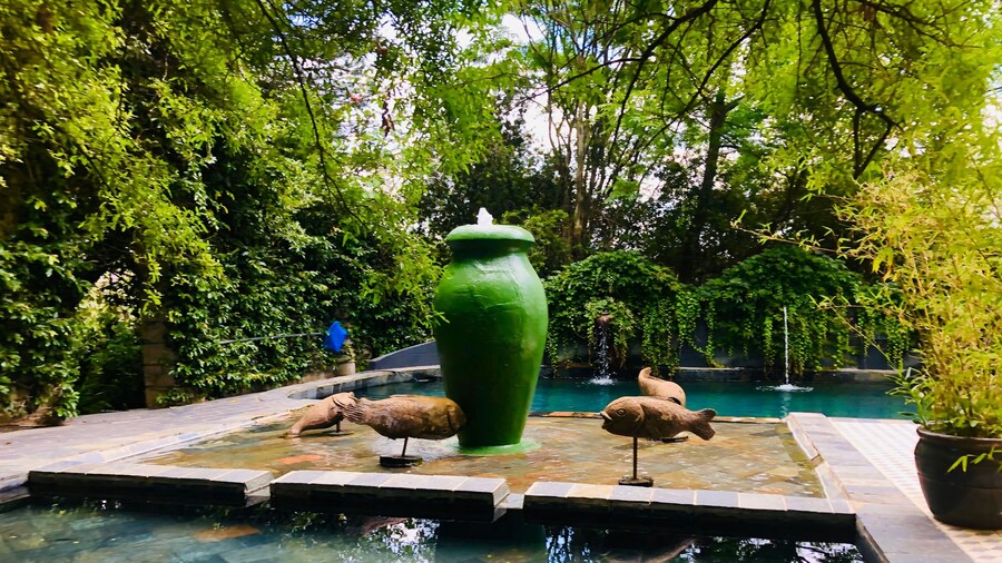 Shangri-La Country Hotel