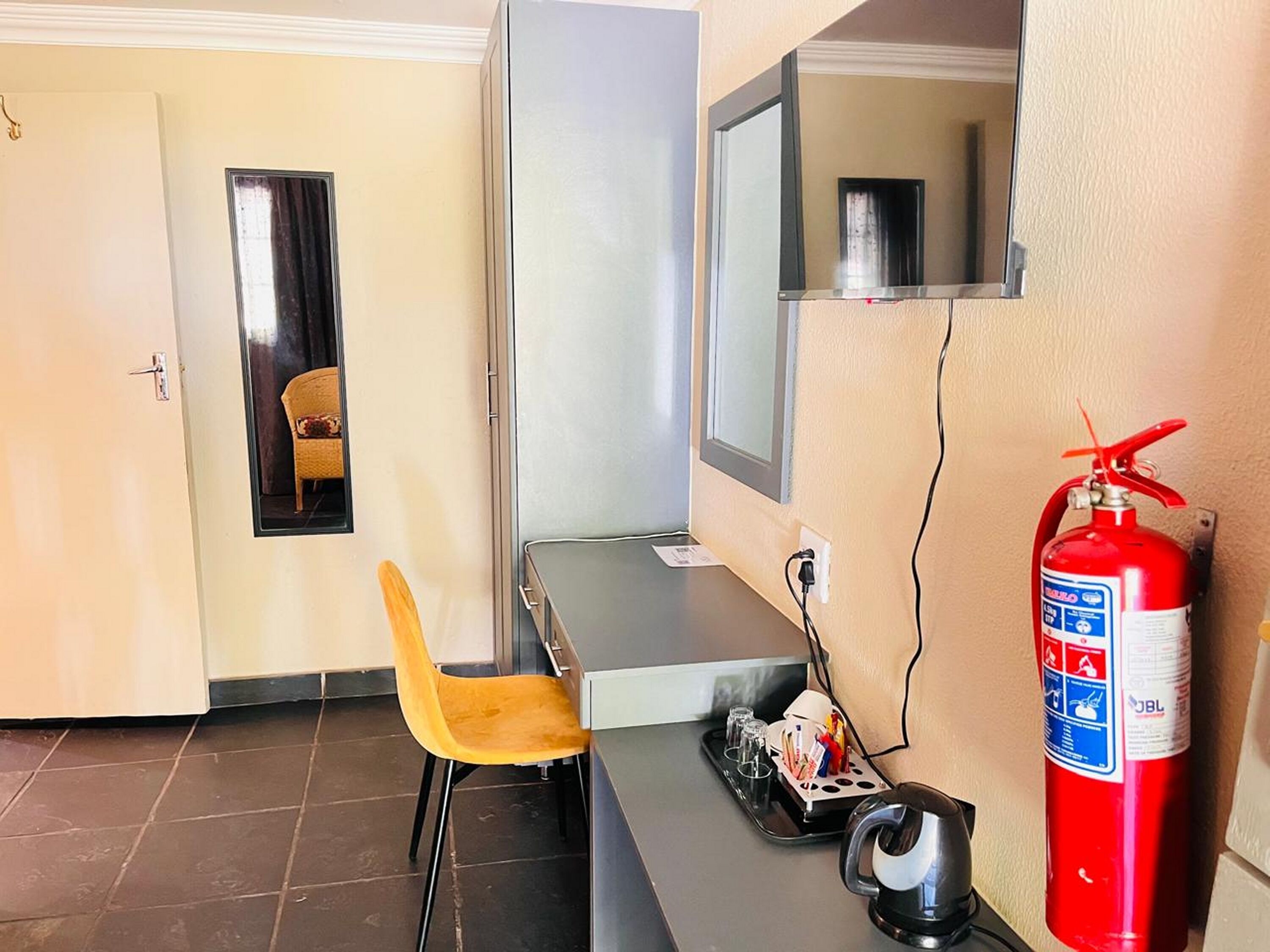 basic room | in-room safe, individually decorated, individually furnished, desk