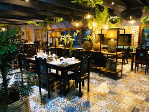2 restaurants; breakfast, lunch, and dinner served - Shangri-La Country Hotel (Modimolle)