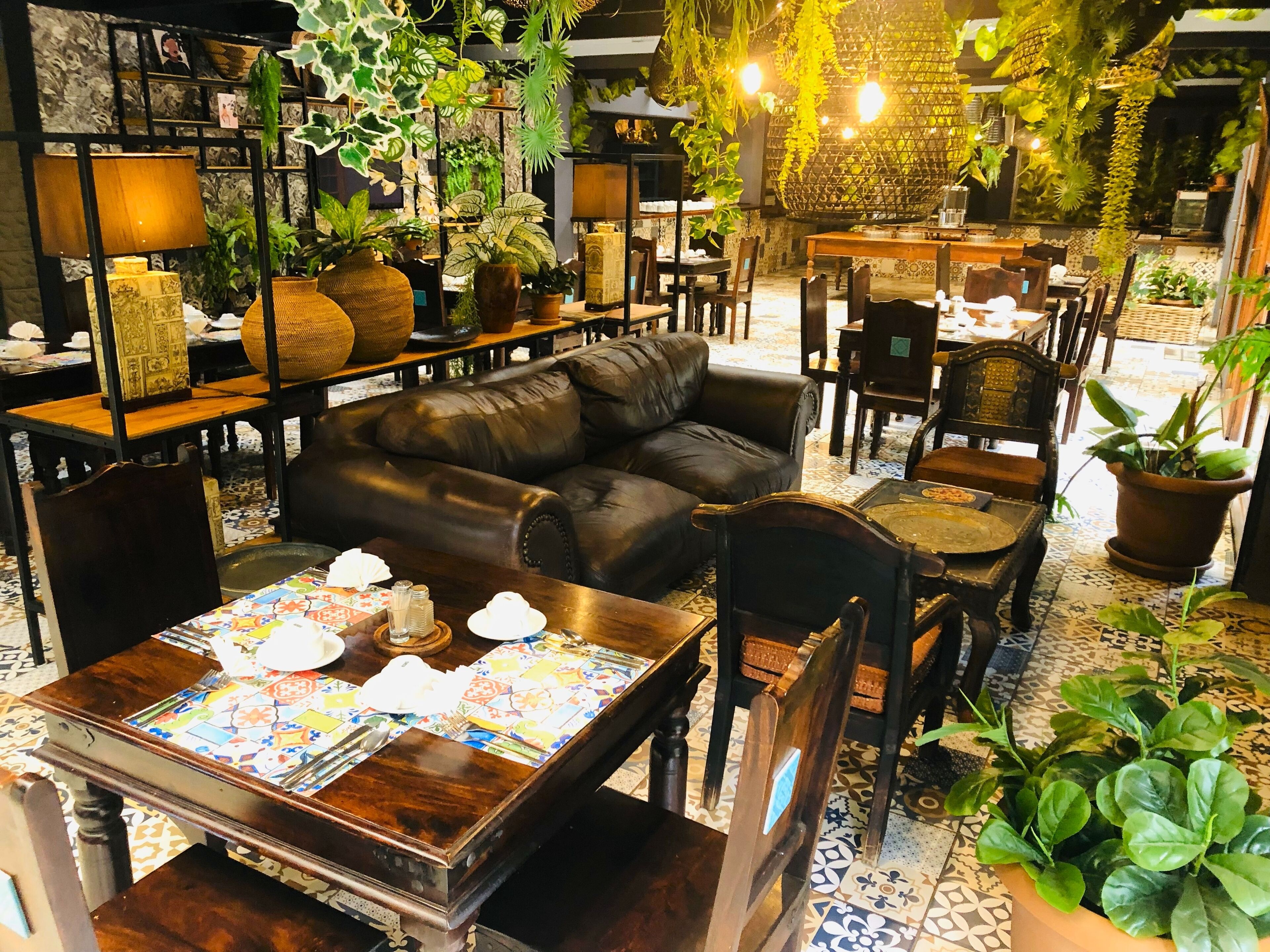 2 restaurants, breakfast served