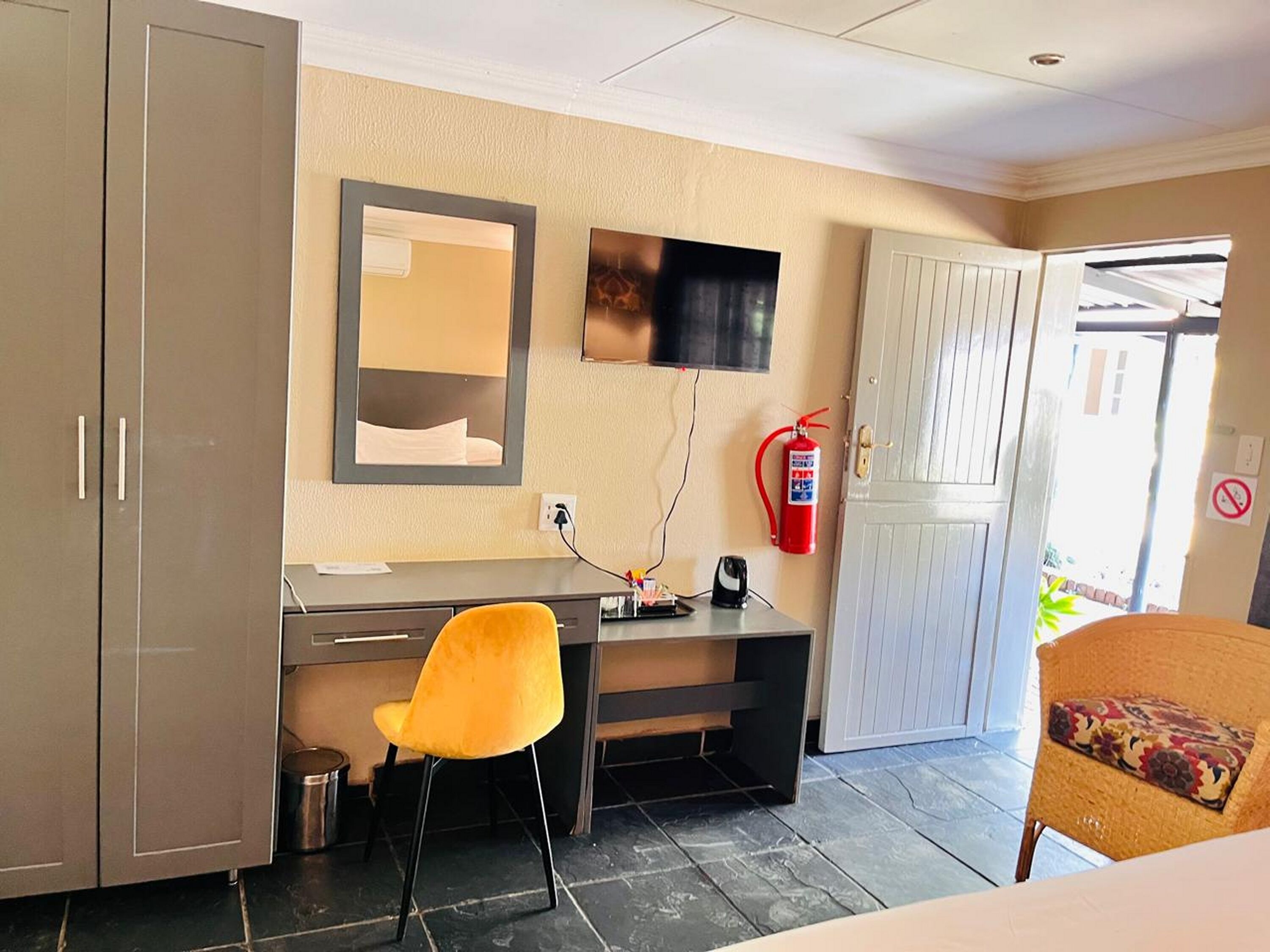 basic room | in-room safe, individually decorated, individually furnished, desk