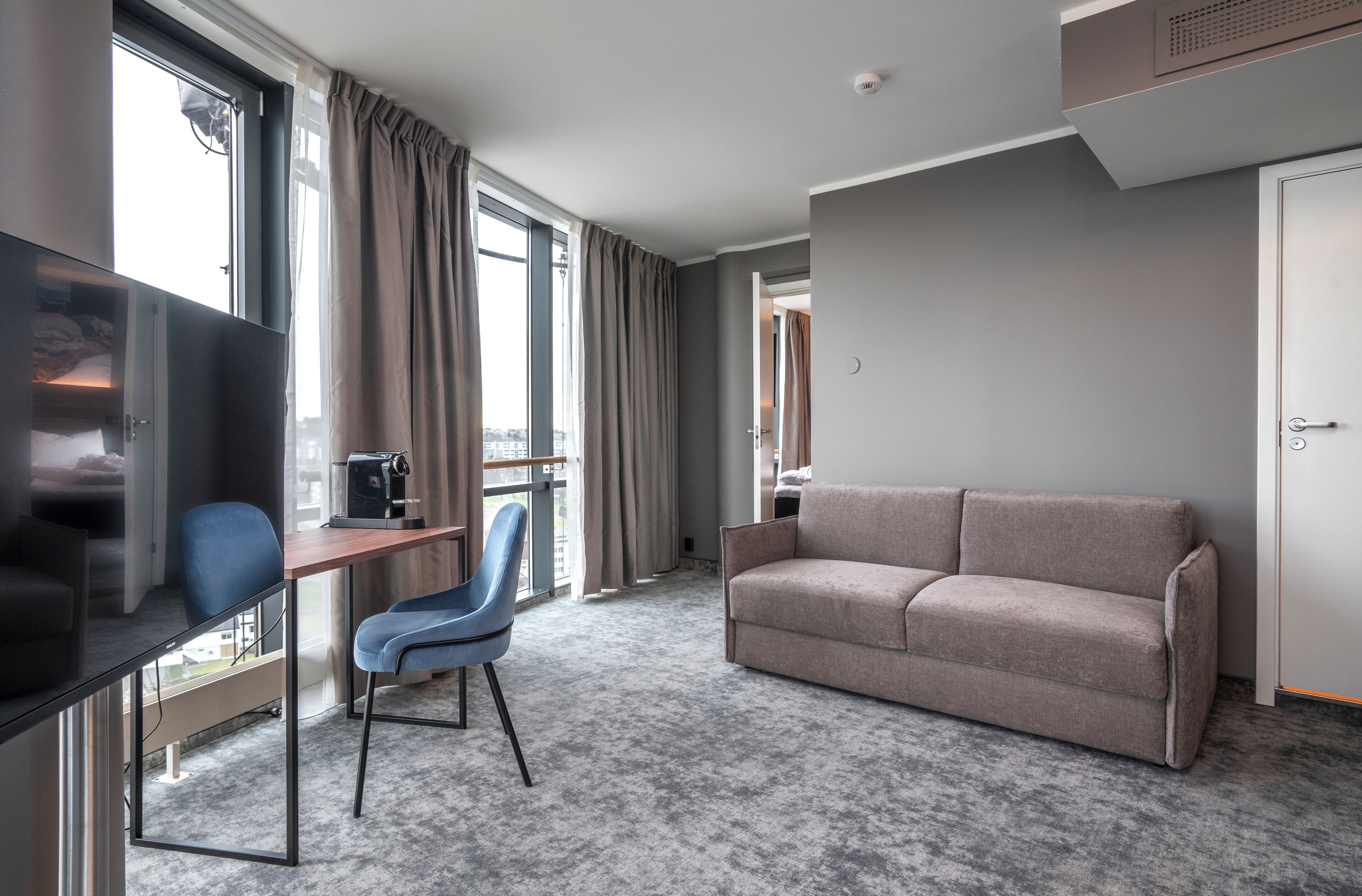 32-inch flat-screen tv with digital channels, tv