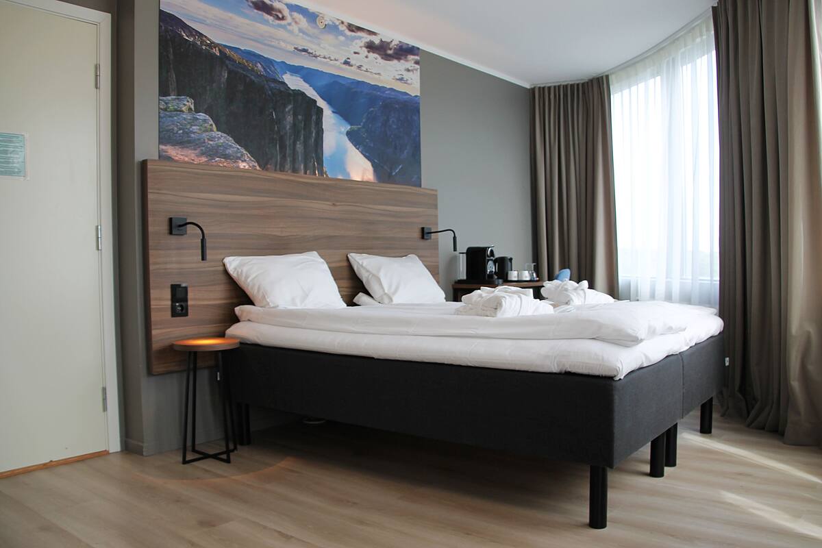 superior room, accessible, non smoking | desk, laptop workspace, blackout curtains, soundproofing