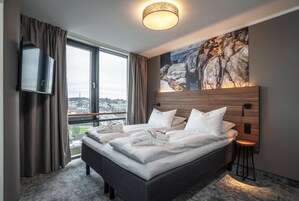 Escritorio, espacio para trabajar con un portátil, cortinas opacas