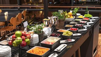 Free daily buffet breakfast