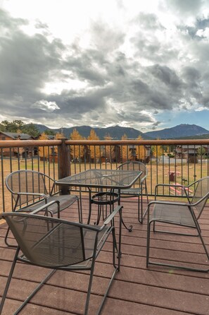 Chambre, 2 grands lits, balcon, vue montagne | Balcon