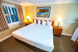 Chambre Supérieure, 1 très grand lit, réfrigérateur et four à micro-ondes, vue montagne