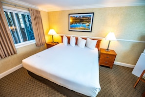 Chambre Supérieure, 1 trÚs grand lit, réfrigérateur et four à micro-ondes, vue montagne
