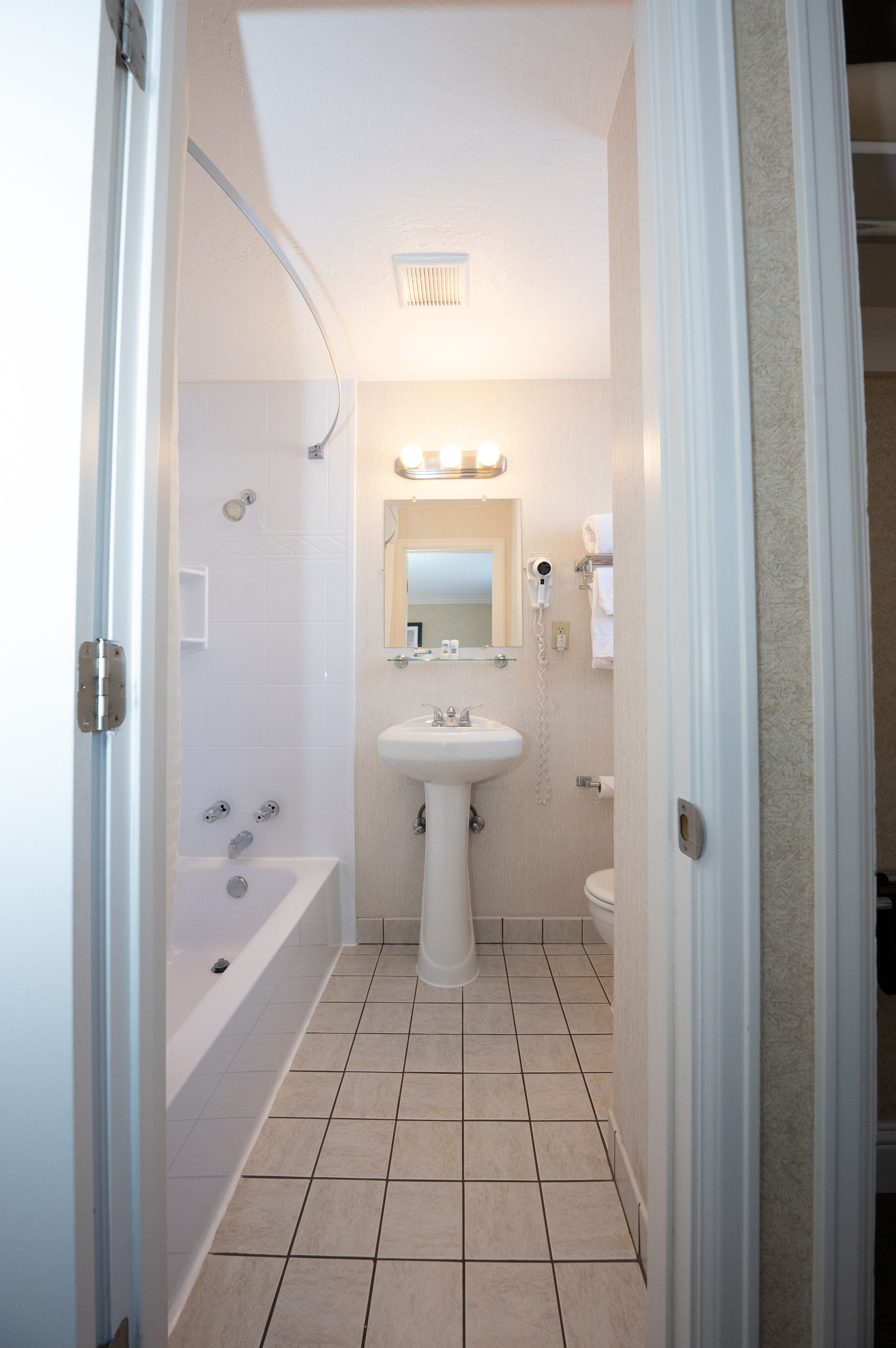Ein Badezimmer mit einer Badewanne, einem Waschbecken und einer Toilette.