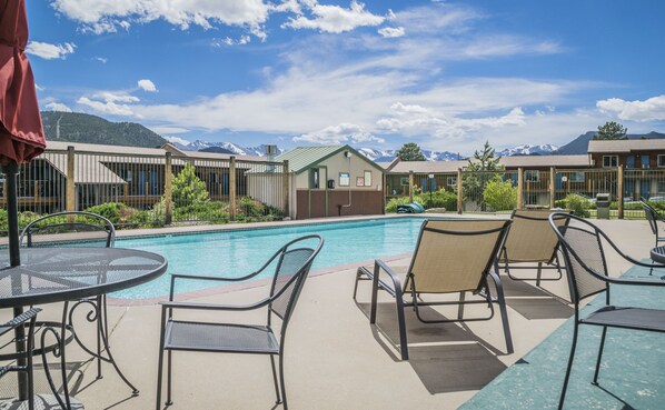 Una piscina al aire libre de temporada