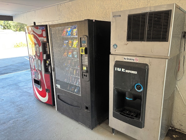 Vending machine - Red Roof Inn Panama City Beach (Panama City Beach)