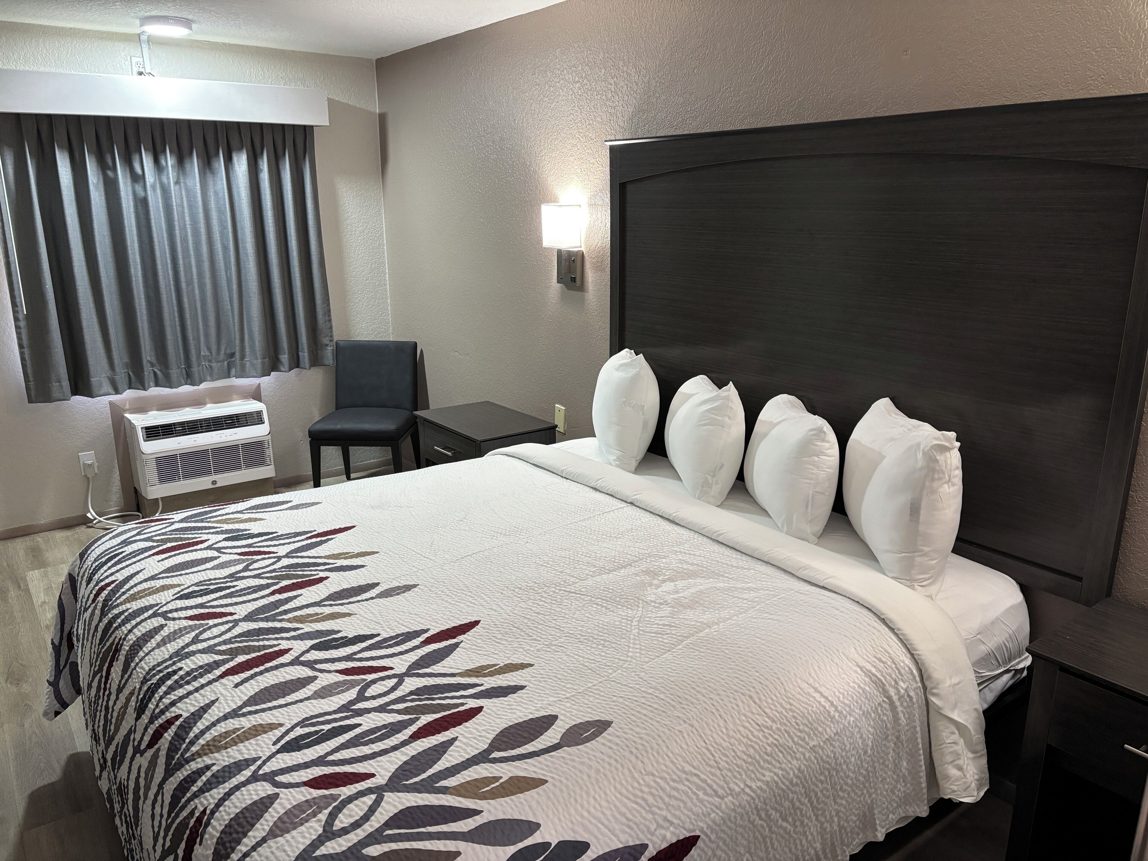 Deluxe Room, 1 King Bed, Accessible, Non Smoking (Roll-in Shower)