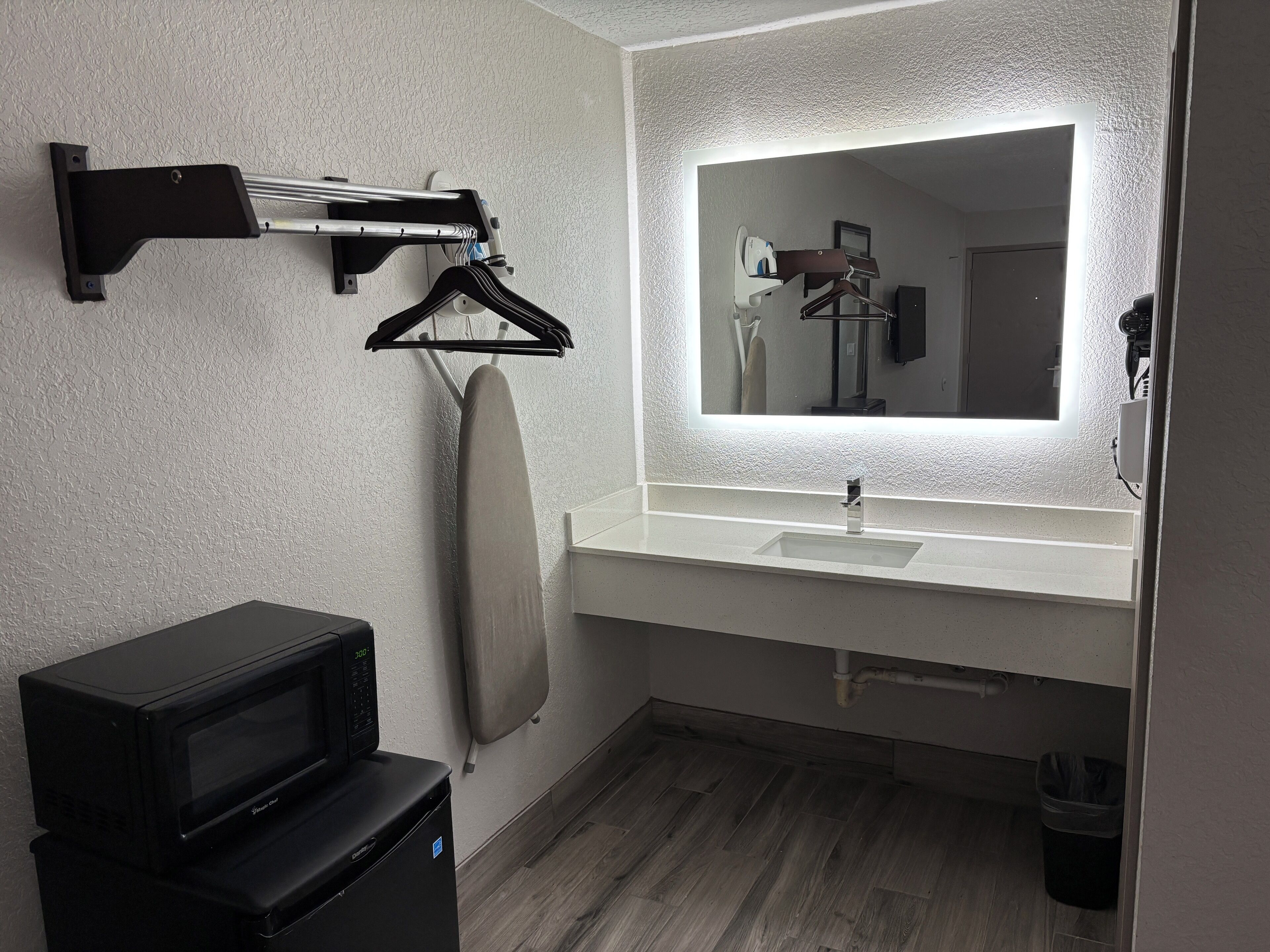 Combined shower/bathtub, free toiletries, hair dryer, towels