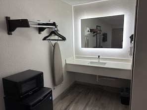 Combined shower/tub, free toiletries, hair dryer, towels - Red Roof Inn Panama City Beach (Panama City Beach)