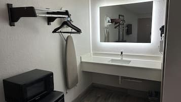 Combined shower/bathtub, free toiletries, hair dryer, towels