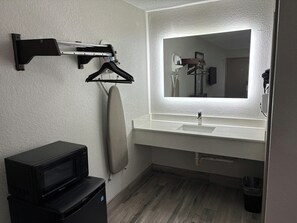 Tina con regadera, amenidades de baño gratuitas, secadora de cabello 