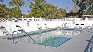 Una piscina al aire libre, tumbonas