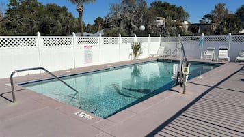 Kolam renang outdoor, dengan kursi berjemur