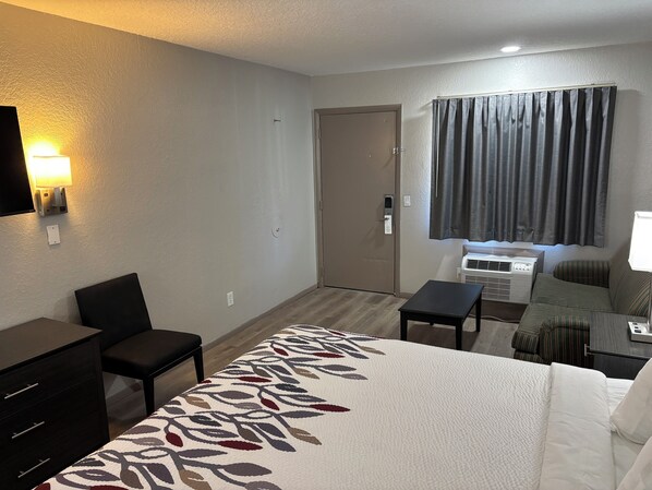 Superior Room, 1 King Bed, Non Smoking | Iron/ironing board, free WiFi, bed sheets - Red Roof Inn Panama City Beach (Panama City Beach)