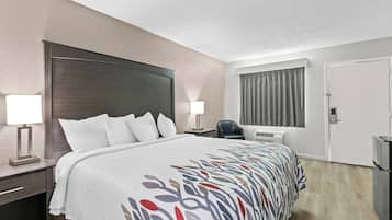 Rom – deluxe, 1 kingsize-seng, tilgjengelighetstilpasset, ikke-røyk (Roll-in Shower) | Strykejern/-brett, wi-fi (inkludert) og sengetøy