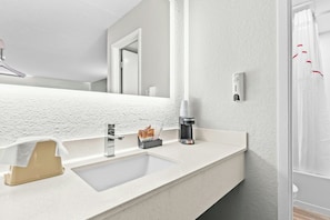 Een bad/douchecombinatie, gratis toiletartikelen, een haardroger