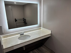 淋浴/盆浴组合、免费洗浴用品、吹风机、毛巾