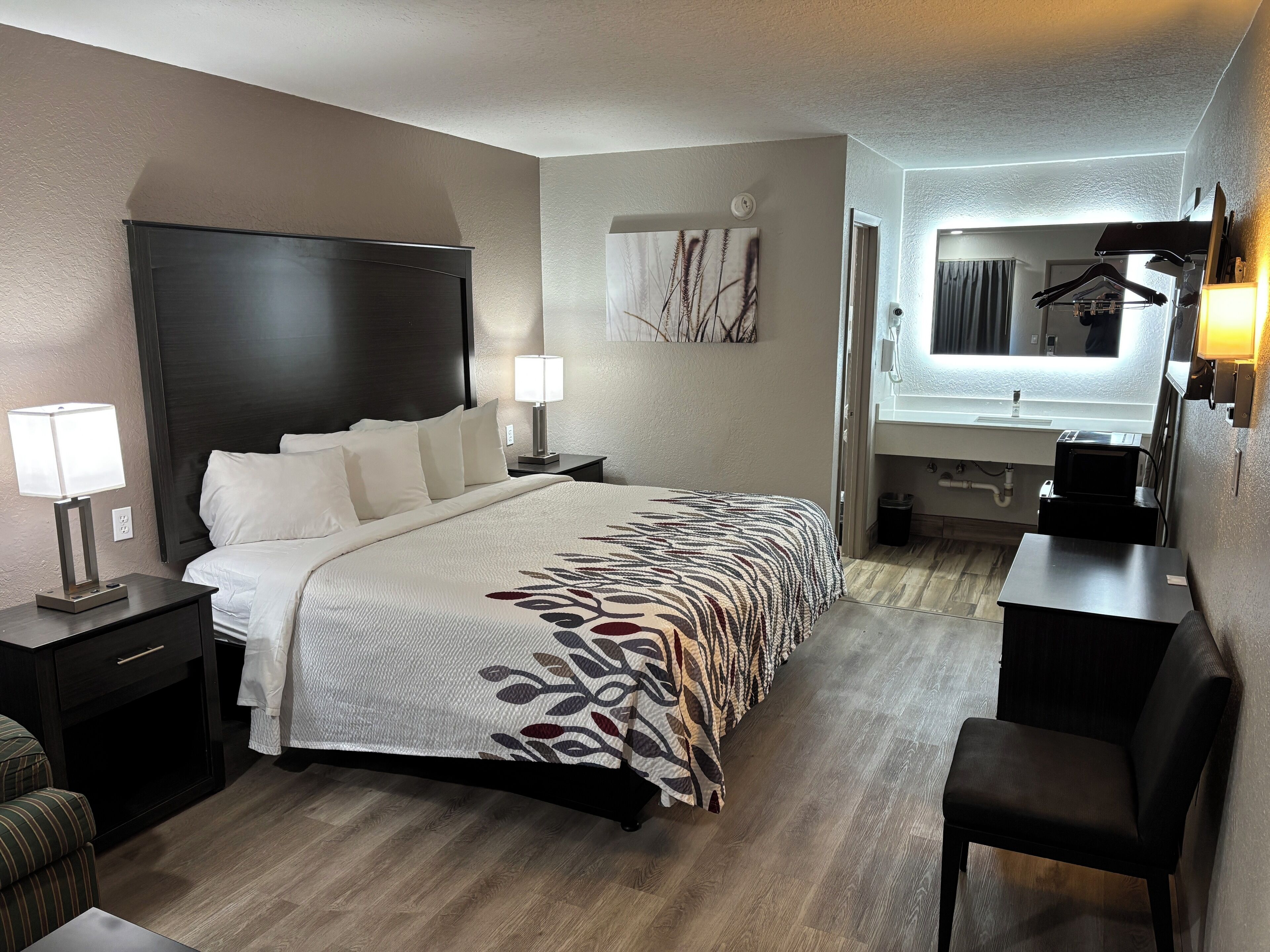 Superior Room, 1 King Bed, Non Smoking | Iron/ironing board, free WiFi, bed sheets