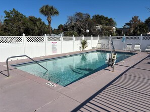 Outdoor pool, sun loungers - Red Roof Inn Panama City Beach (Panama City Beach)