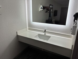 淋浴/盆浴组合、免费洗浴用品、吹风机、毛巾