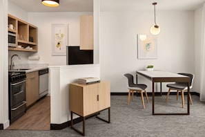 Suite, 1 Bedroom | Living area | Smart TV, Netflix
