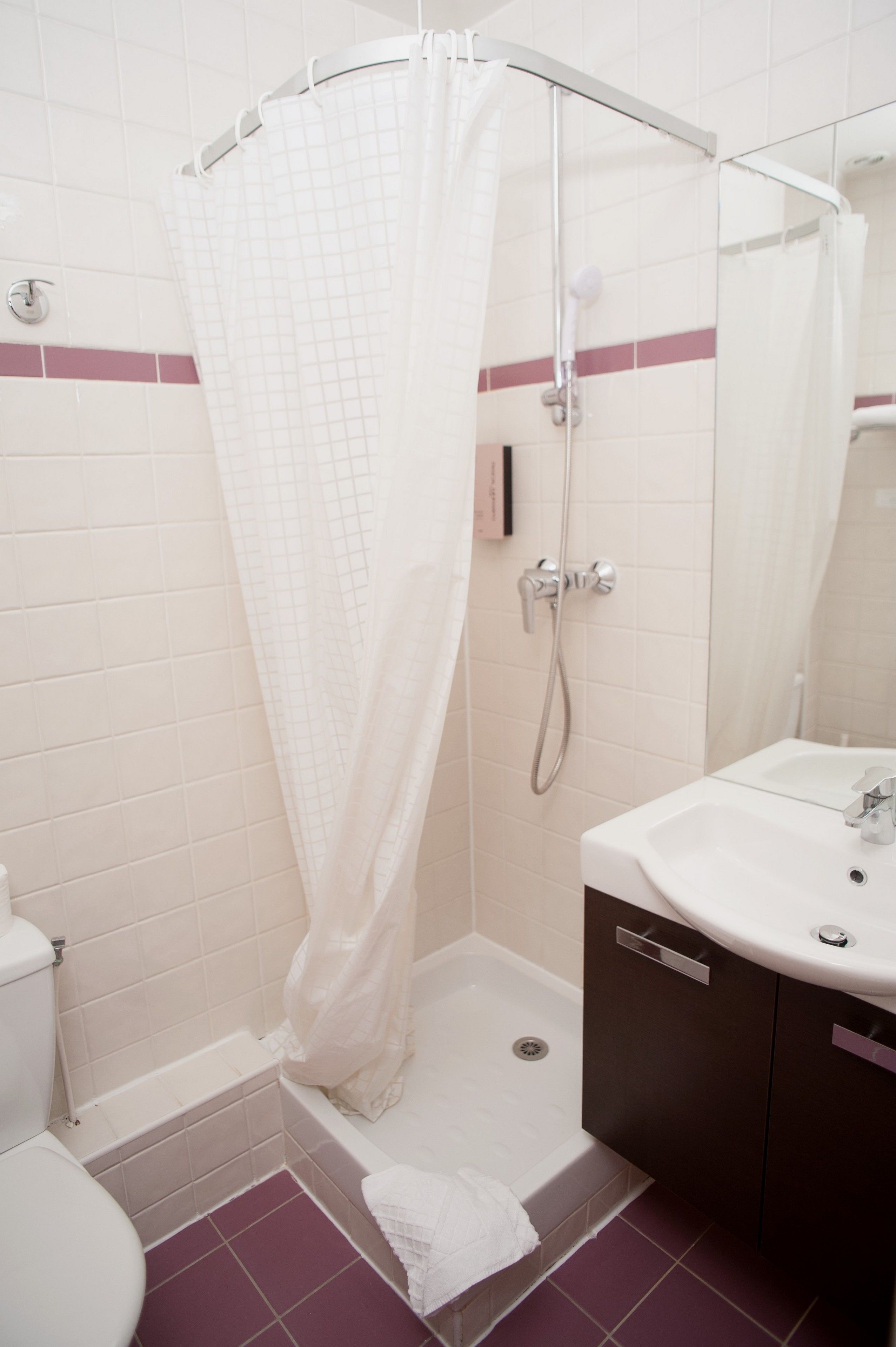 Un baño con ducha, inodoro y lavamanos.