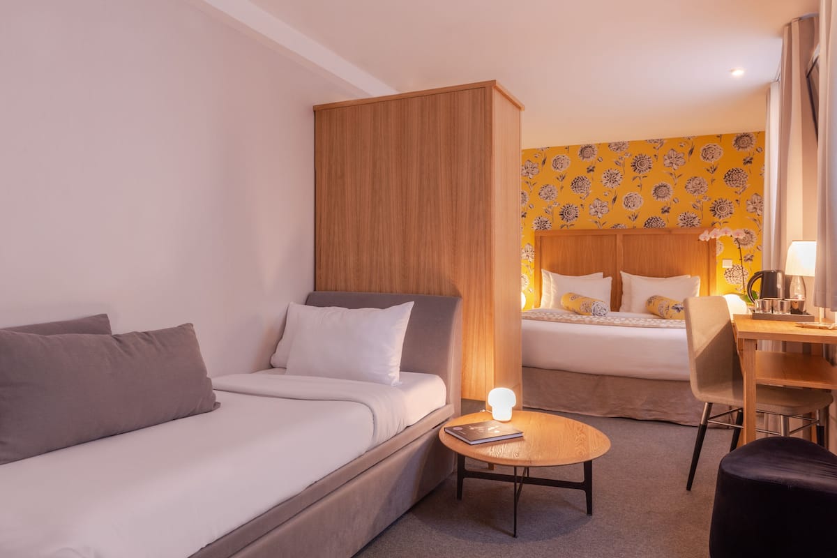 Habitación triple | Ropa de cama de alta calidad y minibar