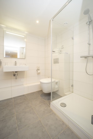 Habitación triple | Baño | Regadera, amenidades de baño ecológicas, toallas