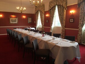 2 restaurants; breakfast, lunch, and dinner served - Worsley Arms Hotel (York)