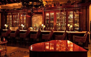 2 restaurants, breakfast, lunch, dinner served; international cuisine 