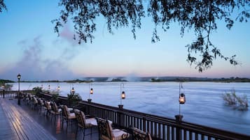 2 restaurants, breakfast, lunch, dinner served; international cuisine