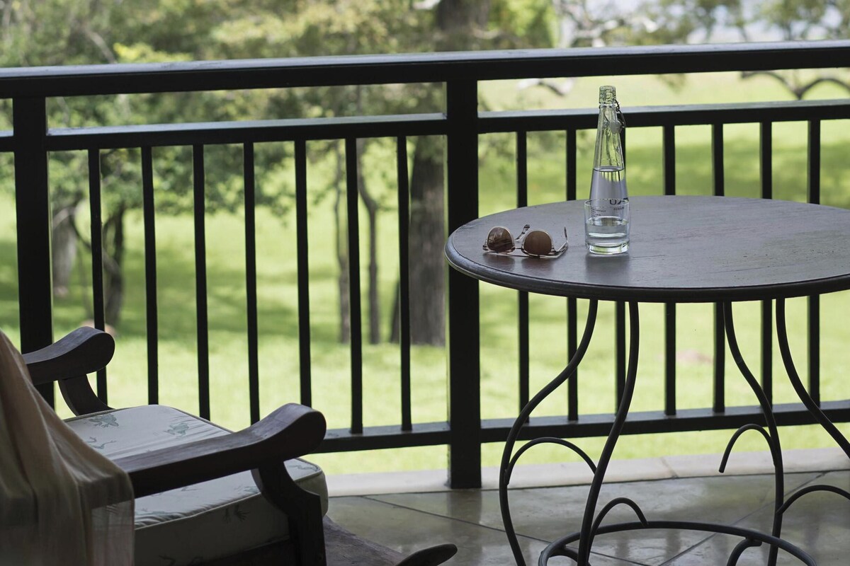 Deluxe Zambezi River Terrace Room | 1 ห้องนอน, เครื่องนอนระดับพรีเมียม, มินิบาร์, ตู้นิรภัยในห้องพัก