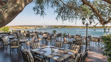 2 restaurants, spécialités Cuisine internationale
