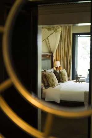 Premier Garden Balcony Room | Premium bedding, minibar, in-room safe, desk